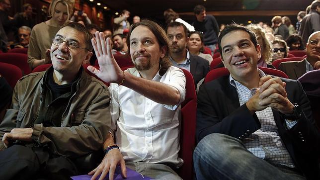 El líder de Syriza, Alexis Tsipras, junto a Pablo Iglesias y Juan Carlos Monedero
