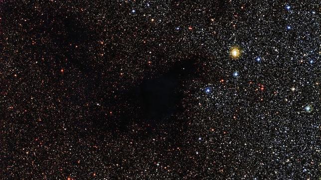 ¿Qué oculta esta nube negra en el espacio?