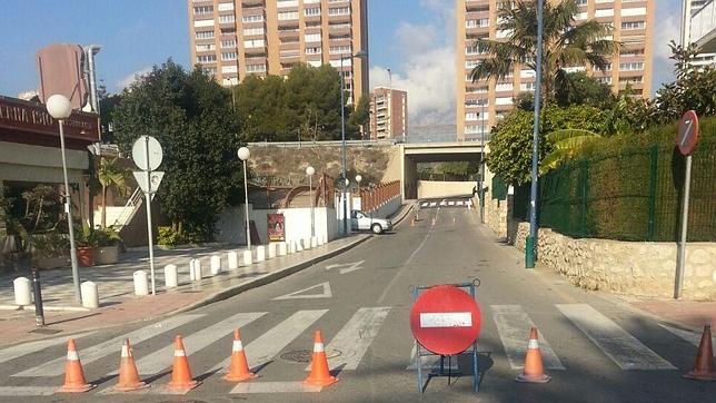 Los vecinos de La Cala han quedado incomunicados durante horas por el repintado de una calle