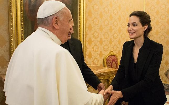 Angelina Jolie saluda al Papa Francisco en el Vaticano