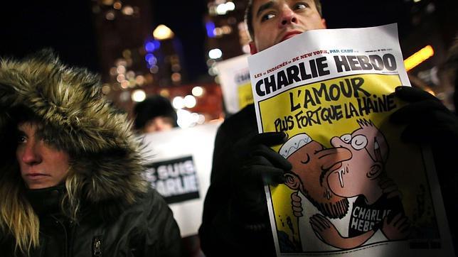 Participantes en la protesta en Nueva York por el ataque a la redacción del semanario satírico «Charlie Hebdo»