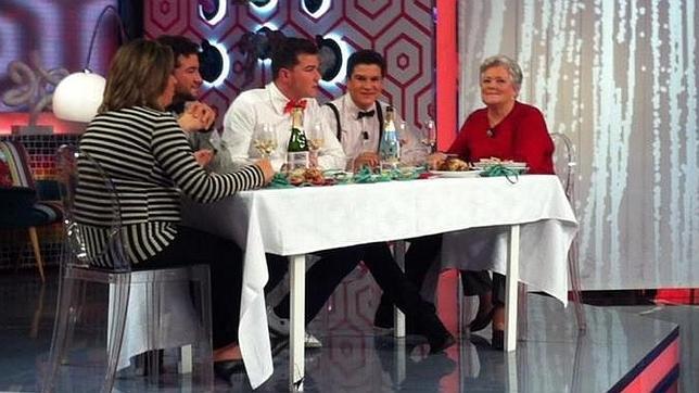 La familia andaluza que se quedó sin uvas por Canal Sur las toma en Telecinco