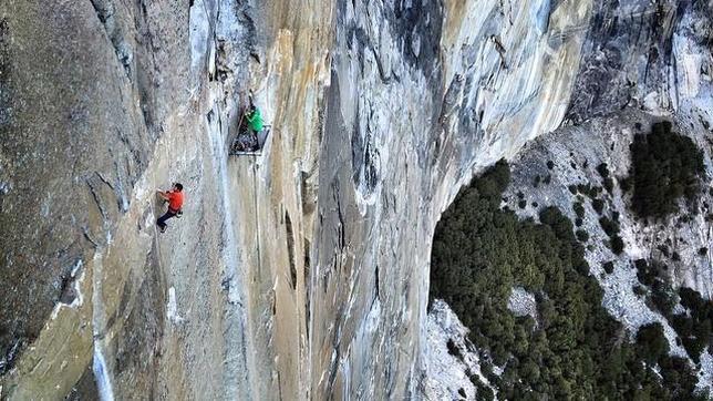 La «misión imposible» de dos alpinistas en la pared más difícil del mundo