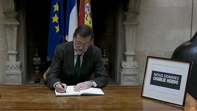 Rajoy, firmando en el libro de condolencias de la Embajada de Francia en España, tras los asesinatos en «Charlie Hebdo»