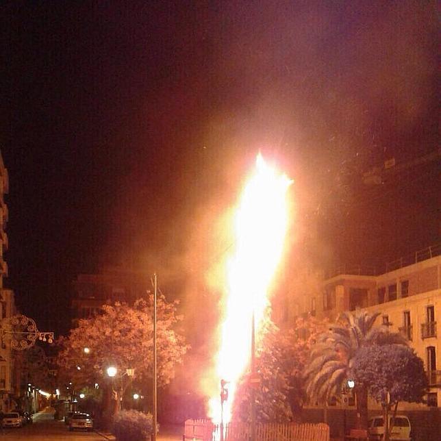 Unos vándalos queman el árbol de Navidad de Ontinyent antes de su retirada