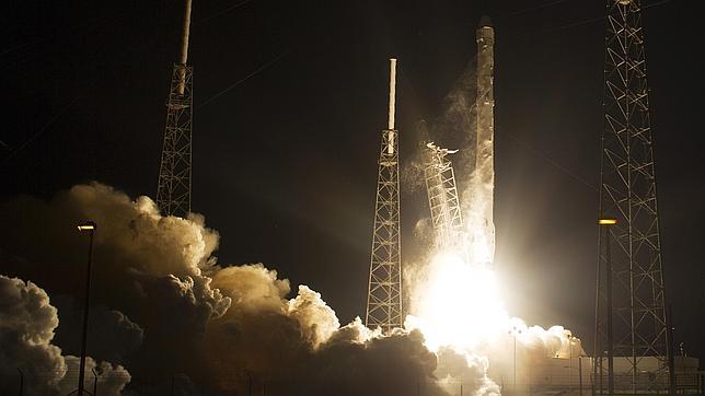 Momento del lanzamiento del cohete Falcon 9 por SpaceX en Cabo Cañaveral