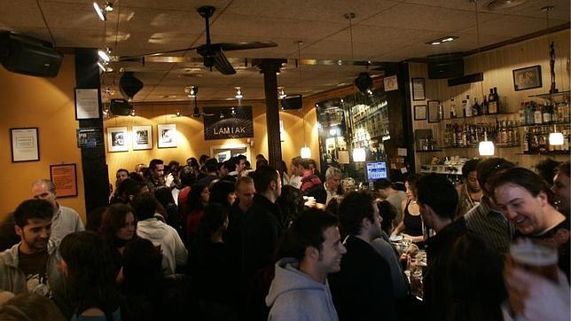 El bar de copas «Lamiak», en la Cava Baja, donde Sabina grabó su primer disco