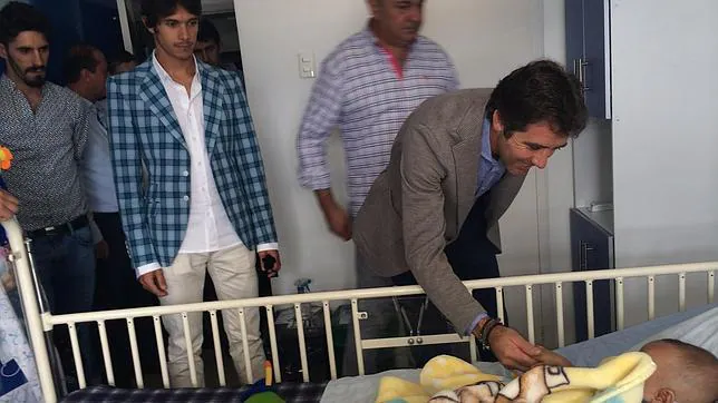 Hermoso de Mendoza, Castella, Talavante y Tornay visitan a los niños del hospital manizalita