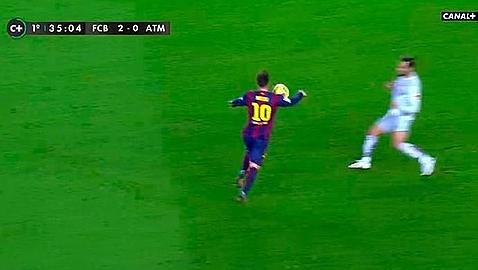 Clara mano de Messi en el segundo gol del Barcelona