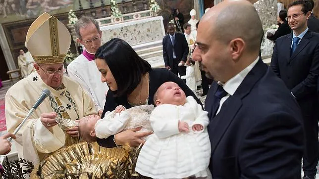 El Papa Francisco bautiza a dos bebés en la Capilla Sixtina