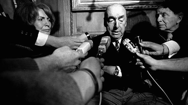 Pablo Neruda atiende a la prensa, en presencia de Matilde Urrutia, tras la concesión del Nobel en 1971