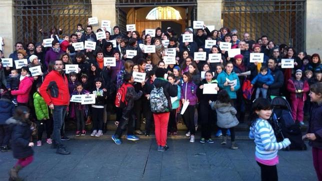 Niños de las escuelas de San Francisco, en el casco viejo de Pamplona