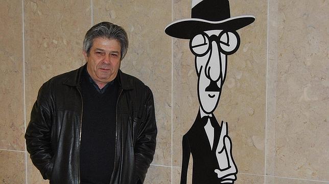 Antonio Antunes, con una caricatura de Pessoa realizada para el aeropuerto de Lisboa