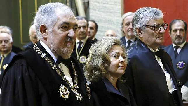 Consuelo Madrigal, acompañada de sus dos predecesores en el cargo, Cándido Conde-Pumpido y Eduardo Torres-Dulce