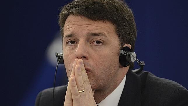 Matteo Renzi atiende a la declaración sobre el 70º aniversario de la liberación de Auschwitz durante una sesión plenaria del Parlamento Europeo (PE) celebrada en Estrasburgo (Francia)