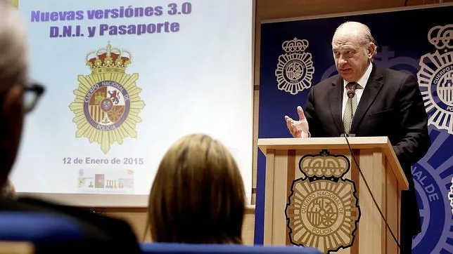 El ministro del Interior, Jorge Fernández Díaz, este lunes en la presentación de los nuevos DNI y pasaporte
