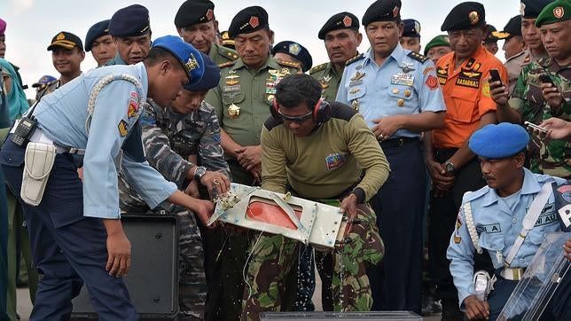 Logran recuperar la segunda caja negra del avión de AirAsia