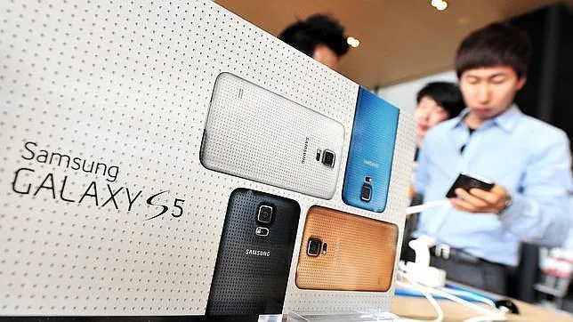 Una persona consulta un Galaxy S5 de Samsung