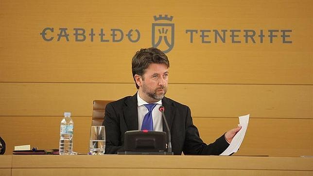 El presidente del Cabildo de Tenerife, Carlos Alonso, en un pleno de la institución insular