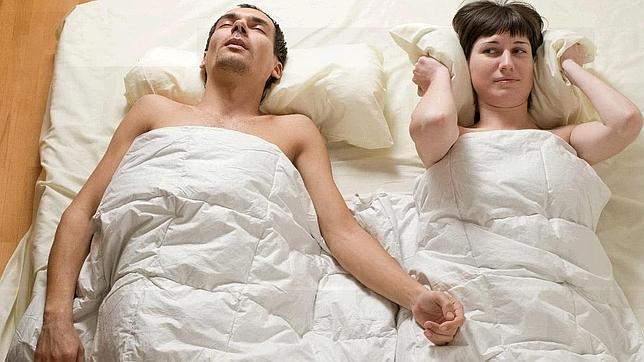 Los hombres suelen roncar más que las mujeres pero ellas alcanzan los mismos niveles a partir de la menopausia