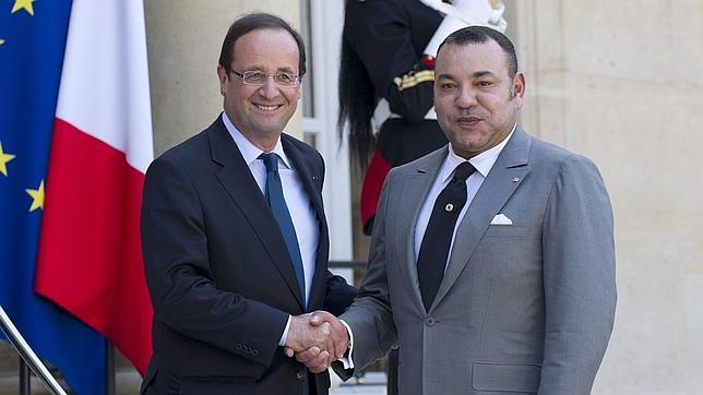 El presidente francés, François Hollande, saluda al rey de Marruecos Mohamed VI en 2012