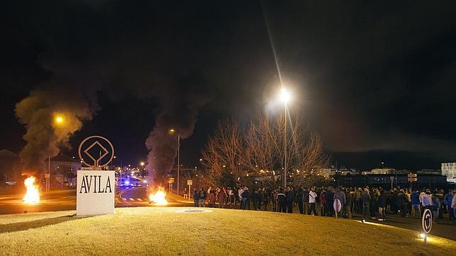 Los trabajadores de Nissan en Ávila paran en protesta por los recortes y despidos