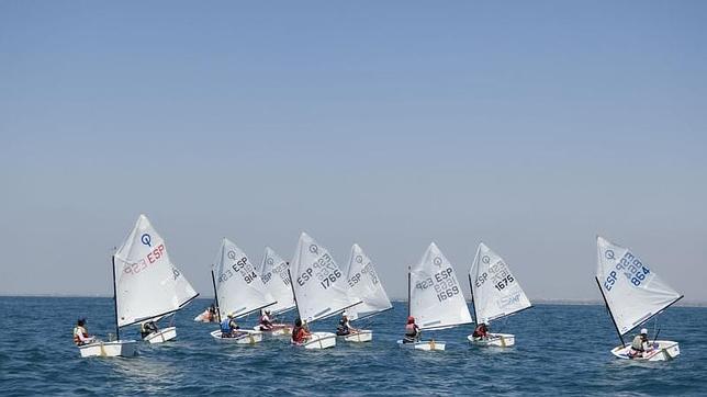 Escuela de vela en la playa de Santa Pola