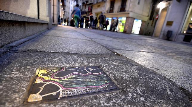 Un artista anónimo llena de color las tapas de las alcantarillas del Casco Histórico