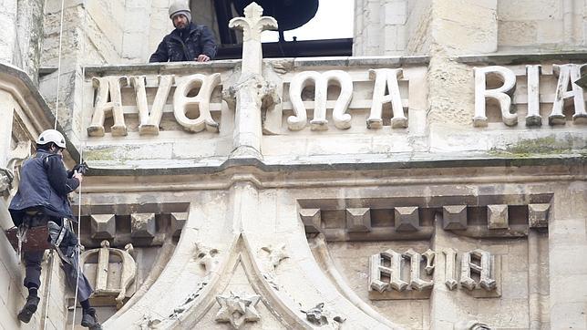 Un equipo técnico examina la torre sur de la catedral de León para detectar desperfectos