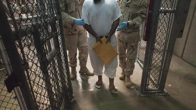 Fotografía de archivo de un preso siendo trasladado en la prisión de Guantánamo