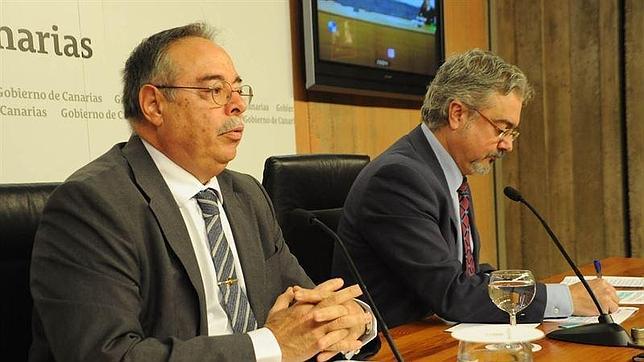 El consejero Domingo Berriel, en primer término, y el portavoz del Ejecutivo regional, Martín Marrero, en la rueda de prensa