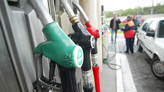 La gasolina y el gasóleo rompen más de dos meses de caídas continuadas y suben un 0,3%