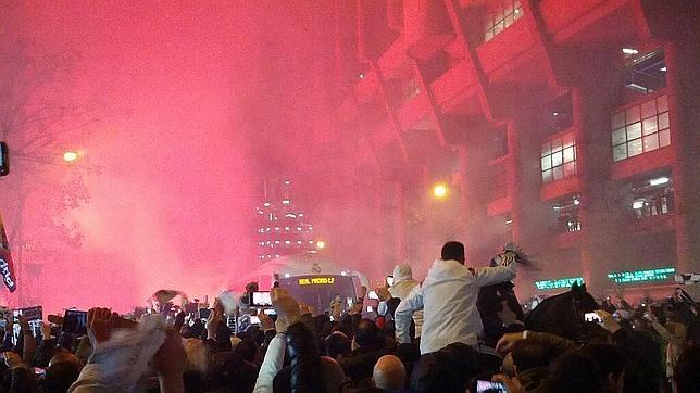 La Policía, a caballo, abre paso al Madrid, bloqueado en Concha Espina