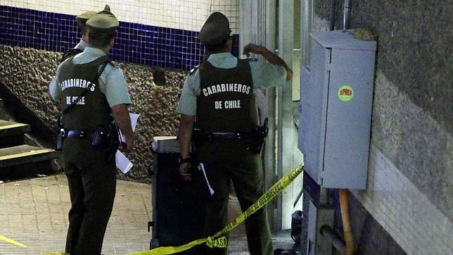 Miembros de la policía chilena inspeccionan  la salida de la estación Los Leones del metro de Santiago