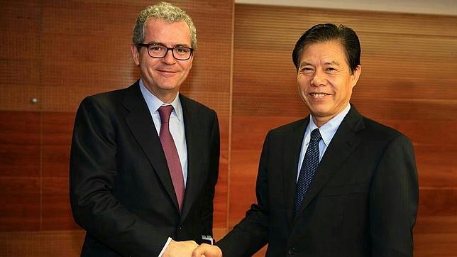 El presidente de Inditex, Pablo Isla, junto a Zhong Shan, representante de China para el Comercio Exterior