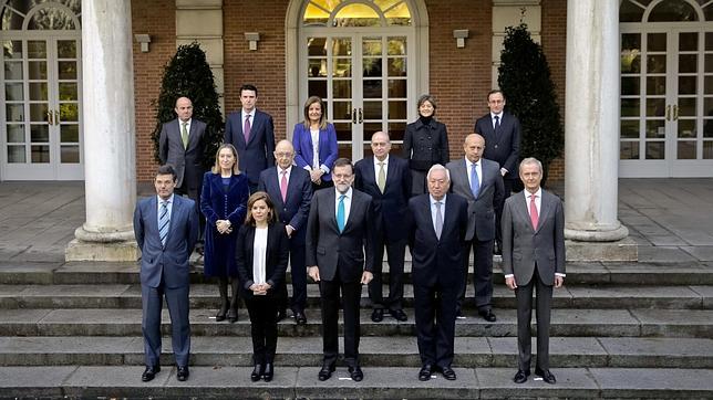 El presidente del Gobierno, Mariano Rajoy (c), que presidió la reunión del Consejo de Ministros, posa junto a los miembros de su Gabinete en la escalinata del Palacio de la Moncloa