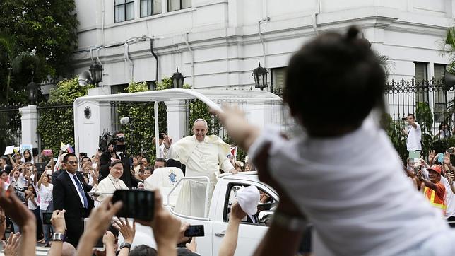 El Santo Padre saluda a la gente en las calles de Manila