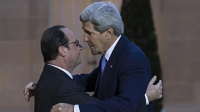 El secretario de Estado de EE.UU., John Kerry, se despide del presidente francés, François Hollande, al abandonar el Palacio del Elíseo tras una reunión en París
