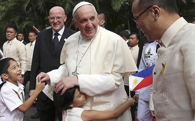 El Papa desata el delirio en su encuentro con las familias de Manila: «¡No perdáis la capacidad de soñar!»