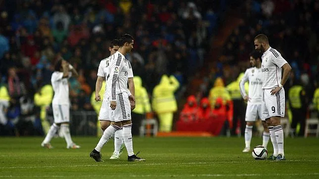 Los jugadores del Real Madrid, tras encajar un gol