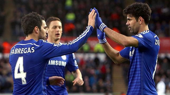Cesc y Costa celebran uno de los cinco goles del Chelsea