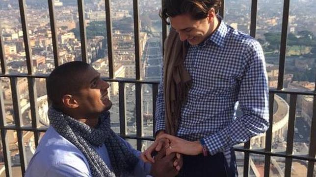 El primer jugador homosexual en la NFL pide matrimonio a su novio en El Vaticano