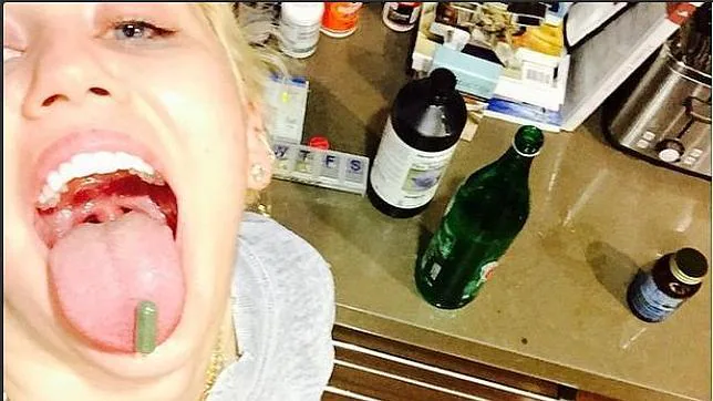 Miley mezclando una pastilla con alcohol