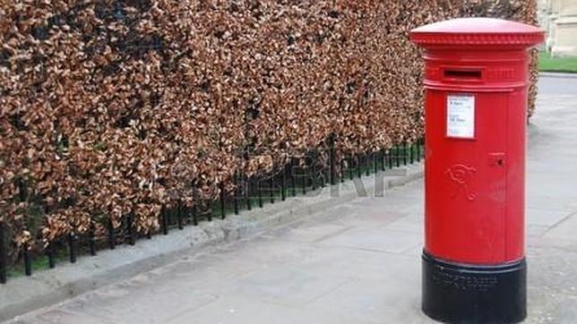 Un hombre borracho intenta tener sexo con un buzón de correos