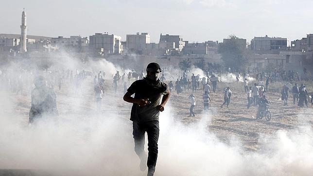 Manifestantes kurdos turcos se enfrentan a la policía durante una manifestación contra el Estado Islámico