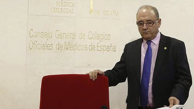 El presidente de la Organización Médica Colegial (OMC), Juan José Rodríguez Sendín, momentos antes de la rueda de prensa en la que anunció la postura de la OMC sobre la limitación del acceso a los fármacos de la hepatitis C