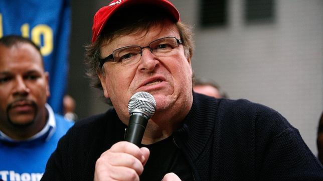 Michael Moore llama «cobardes» a los francotiradores pero niega que criticara a Eastwood