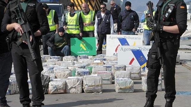 La Guardia Civil custodia el alijo de 3.500 Kilos de cocaína incautados en «El Ratonero»