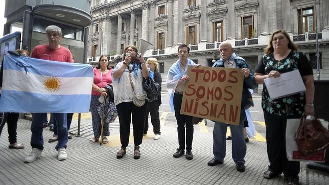 «Todos somos Nisman». Así se manifiestan algunos argentinos frente al Congreso, en el centro de la ciudad.