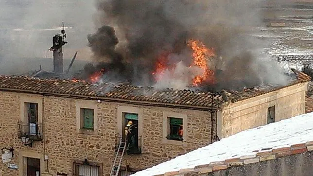 La casa consistorial de Palazuelos durante el incendio